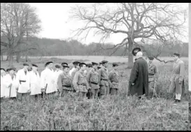  ??  ?? Le général de Gaulle se découvre afin de saluer les rabatteurs. Probableme­nt des élèves forestiers et de jeunes militaires.