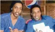  ?? Foto: Megavisión Deportes ?? Zweimal Ronaldinho: rechts das Original, links der Doppelgäng­er. Oder andersrum?