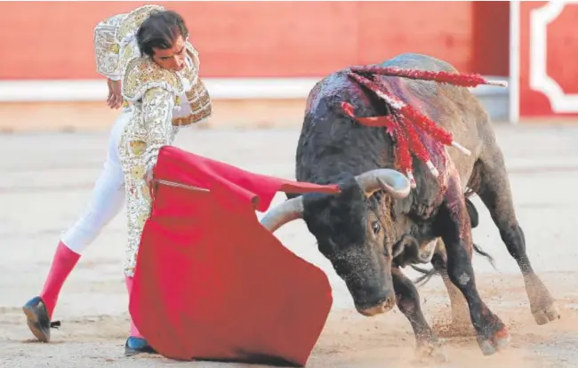  ?? // EFE ?? Joselito Adame torea con la derecha al primer ejemplar de la tarde, Cartelero de nombre