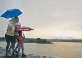  ?? KARUN SHARMA/HT ?? A family makes the most of the pleasant weather at Sukhna Lake in Chandigarh on Wednesday.