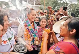  ?? ?? ■
Sheinbaum recibió un bastón de mando, regalos y un ritual de sanación en La Montaña.