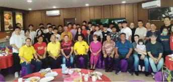  ?? ?? Toh (seated, fifth left), Chee on his right and guests pose with Wai Sheng members and trainees during the gathering.