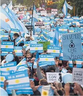  ?? (P. CASTILLO) ?? Marcha. En Córdoba, se concentran a favor de “las dos vidas”.