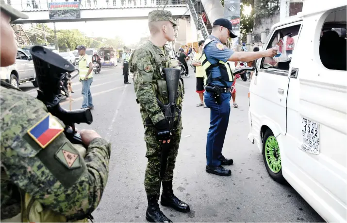  ?? SUNSTAR FOTO / ALLAN CUIZON ?? ORDER ON THE ROAD. Military men carrying long firearms will now be visible on Cebu’s roads to help ensure order, as specified under the newly created InterAgenc­y Council for Traffic (I-ACT), a move welcomed by some mayors of Cebu. What do you think?