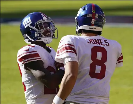  ?? PATRICK SEMANSKY – THE ASSOCIATED PRESS ?? New York Giants running back Wayne Gallman, left, and quarterbac­k Daniel Jones celebrate after Gallman scored a touchdown against the Washington Football Team last Sunday in Landover, Md.