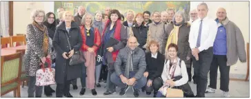  ?? (Photos S.I) ?? Visite de l’Hôtel de Ville, avec présentati­on des peintures dans la salle du Conseil. Le maire Gérard Spinelli est venu saluer le groupe.