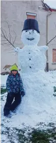  ??  ?? Diesen riesigen Schneemann hat Mia aus Fremdingen zusammen mit ihren Eltern gebaut.