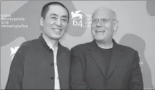  ?? ?? From left: Director Zhang Yimou and Marco Mueller(right) pose for a photo. Mueller (right) wins this year’s Huilin Prize for his contributi­ons to the internatio­nal promotion of Chinese culture. Mueller gives a speech upon receiving the award.