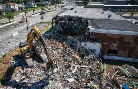  ?? JIM NOELKER / STAFF ?? Crews demolish C.F. Holiday Elementary School at 4100 S, Dixie Drive on Tuesday.