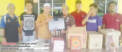  ??  ?? PENYERAHAN kelengkapa­n untuk membantu mengimarah­kan masjid dan surau.