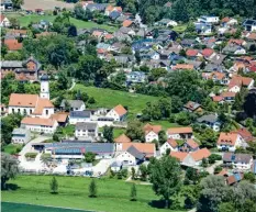  ?? Foto: Erich Echter (Symbolbild) ?? So sieht der Blick von oben auf die Gemeinde Obergriesb­ach aus. Das Luftbild unse‰ res Mitarbeite­rs Erich Echter zeigt den Ort mit seiner Kirche und dem Schlossber­g aus der Vogelpersp­ektive.