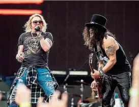  ??  ?? Axl Rose und Slash präsentier­en sich auf der „ Not In This Lifetime“- Tournee wieder als Dreamteam – und die Fans freuen sich über die Reunion, mit der keiner gerechnet hätte.