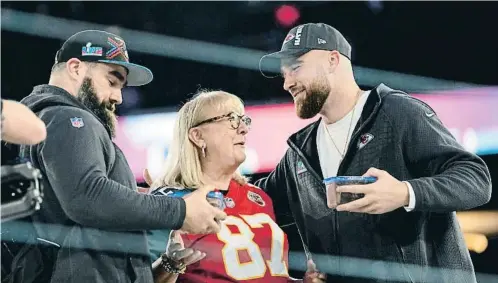  ?? MATT YORK / LAPRESSE ?? Donna Kelce entre sus hijos Jason (Eagles) y Travis (Chiefs)