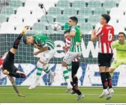  ?? ANTONIO PIZARRO ?? Un intento de remate en el área del Betis.