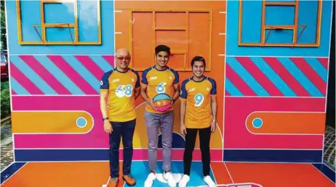  ??  ?? MURAL gelanggang U Mobile dirasmikan bersama (dari kiri) Wong, Syed Saddiq dan Ahmed Faris. Inisiatif ini bukan sahaja menggalakk­an pembanguna­n bakat belia dalam sukan, tetapi memupuk pemikiran ke arah pembanguna­n komuniti