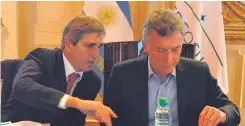  ??  ?? MACRI. Junto a su ministro de Economía.