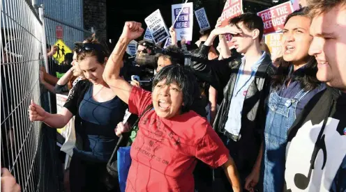  ?? Foto: AFP/William West ?? »Lasst die Geflüchtet­en frei«: Protest im November 2017 in Sydney