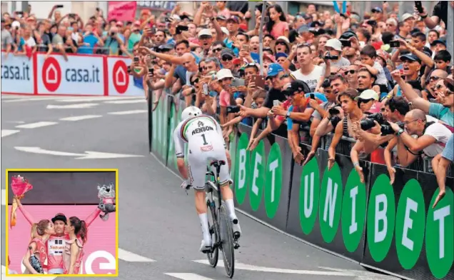  ??  ?? ACLAMADO. Tom Dumoulin salió como una bala vestido de arcoíris para acabar con la maglia rosa en la ceremonia del podio de Jerusalén, donde se disputó la primera etapa.