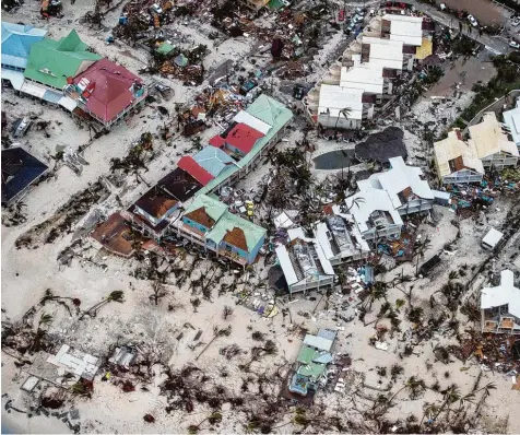  ?? Foto: Gerben van Es, Imago ?? So wie in Philipsbur­g auf Sint Maarten sieht es auf vielen Inseln der Karibik aus, über die „Irma“hinwegzieh­t. Der Hurrikan bewegt sich nun auf die Küste Floridas zu, wo er am Wochenende erwartet wird.