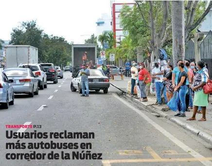  ??  ?? Usuarios del corredor de la avenida Núñez de Cáceres reclamaron más autobuses en esa ruta, ya que deben esperar horas. Es usual ver a decenas de personas, próximo a la calle Félix Mota, a espera de un autobús que las lleve a su destino.