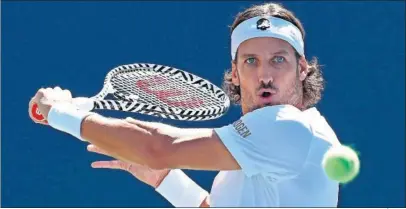  ??  ?? EN FORMA. Feliciano López se dispone a golpear la pelota de revés en su partido contra Nishioka.