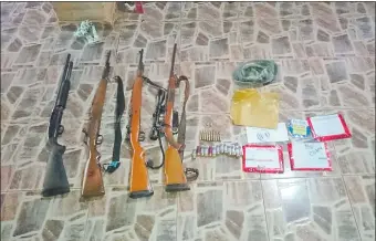  ??  ?? Las armas incautadas ayer en el allanamien­to efectuado por la Policía y la Fiscalía en la ciudad de Yuty en la casa del conocido político colorado Benjamín Adaro Monzón.