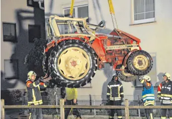  ?? FOTO: FRANZ LIESCH ?? Mithilfe eines Krans wurde der verunglück­te Traktor aus der Dürnach geborgen.