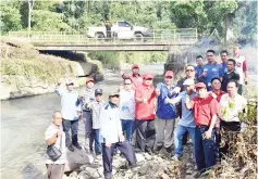  ??  ?? Ewon with the Tagal committee members after releasing fish fry into the Tahukad River.