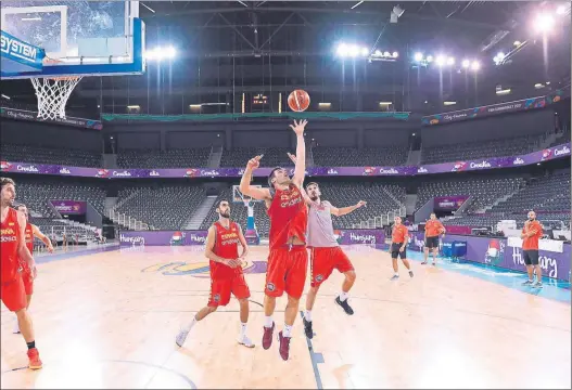  ?? FOTO: FEB ?? San Emeterio y Vives pugnan por un balón durante el entrenamie­nto de ayer por la tarde en el Polyvalent Arena de Cluj, donde mañana jugará ante Montenegro