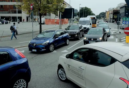  ??  ?? Rotatorie intasate Groviglio di auto ieri mattina nei pressi della Fiera: qui siamo all’incrocio tra via Rismondo e via Tommaseo