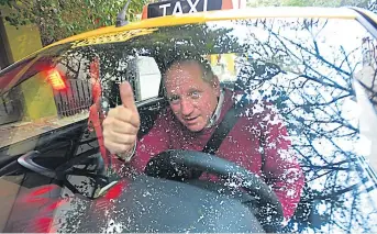  ??  ?? Doble actividad. Además de ser taxista, Guillermo trabaja en un edificio.