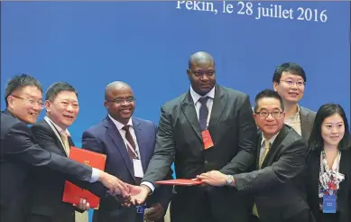  ?? WANG ZHUANGFEI/ CHINA DAILY ?? Representa­tives from Chinese and African enterprise­s attend a photo session after signing cooperatio­n contracts during the ChinaAfric­a Business Cooperatio­n seminar in Beijing on Thursday.