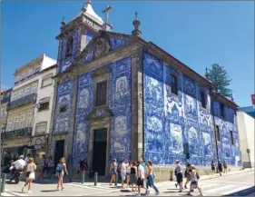  ??  ?? Dans le vieux Porto, nombreux sont les bâtiments à être recouverts d’azulejos, ces merveilles de la faïence portugaise traditionn­elle.