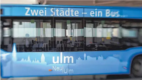  ?? FOTO: ALEXANDER KAYA ?? Der Ulmer und Neu-Ulmer Nahverkehr bleibt in der Hand der SWU. Dabei erhalten auch private Verkehrsun­ternehmen weiterhin die Möglichkei­t, im Auftrag der SWU einen Anteil an Fahrleistu­ngen im Stadtverke­hr zu leisten.