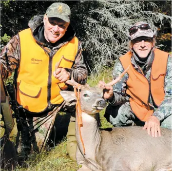  ?? PHOTO COLLABORAT­ION SPÉCIALE, JULIEN CABANA ?? Un autre chasseur heureux. Gilles Dubois (à gauche) a récolté ce mâle de six pointes au panache impression­nant, en compagnie du guide René Bourque.