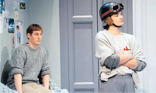  ?? BILD: Stephan Walzl ?? Fabian Kulp (Frederico Doretti) und Anna Seeberger (Oskar) in „Rico, Oskar und die Tieferscha­tten“, einer Inszenieru­ng nach dem preisgekrö­nten Buch von Andreas Steinhöfel.