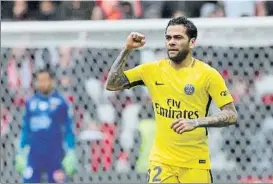  ?? FOTO: EFE ?? Dani Alves celebra su primer gol en la Ligue 1 Dio el triunfo al PSG de cabeza