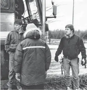  ?? CONTRIBUTE­D ?? Scott MacDonald, right, is shown on the set of Cocktail with a very young, and slightly apprehensi­ve looking Tom Cruise.