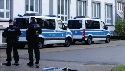  ?? Bild: Gianni Gattus/dpa/picture alliance ?? An der Razzia beteiligte Polizisten stehen vor einem Gebäude in Solingen