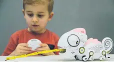  ?? FOTO: DPA ?? Die weltweit größte Spielwaren­messe startet wieder in Nürnberg. Das Spielzeug „Robo Chameleon“von Silverlit Toys Manufactor­y ist in der Kategorie „PreSchool“für den „Toy Award“nominiert.