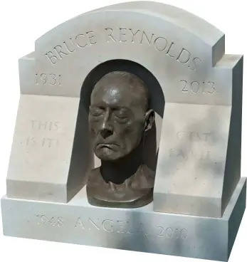  ??  ?? Death mask of Great Train Robber Bruce Reynolds, Highgate Cemetery