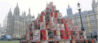  ?? Ap ?? Una instalació­n de más de 400 latas de sopa alertan en Londres sobre el aumento de la asistencia a bancos de alimentos
