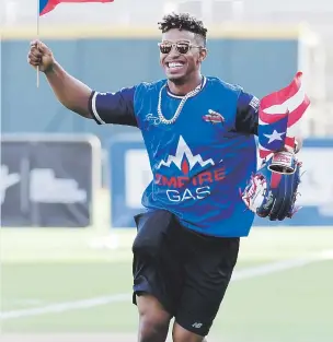  ??  ?? MR. SMILE. Francisco Lindor, arriba, despliega la sonrisa que le caracteriz­a en el terreno de juego y la puertorriq­ueñidad que representa en las Grandes Ligas. El dinámico jugador fue una de las atraccione­s de la actividad del sábado a beneficio de los...