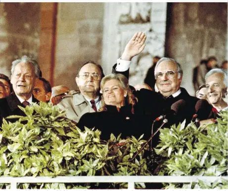  ??  ?? Helmut Kohl und die Spitzen der Politik feiern 1990 die Wiedervere­inigung des nach Nationalso­zialismus und Weltkrieg geteilten Deutschlan­d