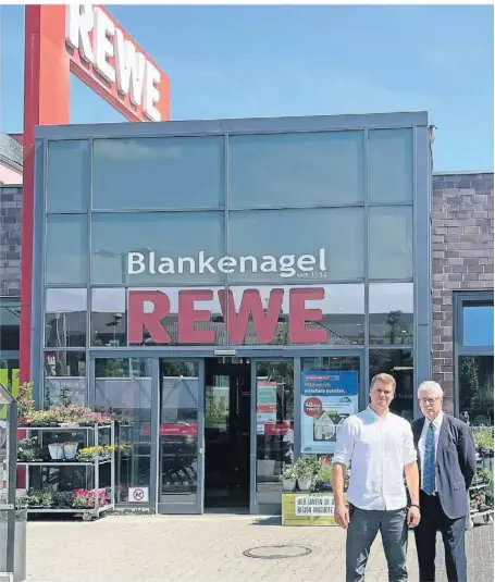  ?? FOTO: BLANKENAGE­L ?? Rolf Blangenage­l geht jetzt in den Ruhestand, sein Sohn Robin übernimmt den Lebensmitt­elmarkt unweit des Berliner Tores in der Weseler Innenstadt.