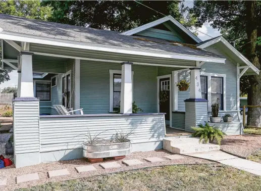  ?? Marvin Pfeiffer photos / San Antonio Express-News ?? Ruthie Foultz’s renovated Craftsman-style home is located in the Riverside neighborho­od of San Antonio.