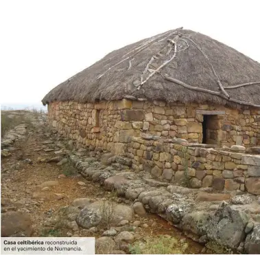  ??  ?? Casa celtibéric­a reconstrui­da en el yacimiento de Numancia.