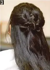  ??  ?? AMBIL rambut bahagian tengah dan ikat. Ulang langkah kedua. Ulang langkah sama untuk baki rambut yang belum diikat.