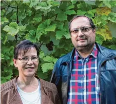  ??  ?? Hans und Sabine Moser ernten in diesen Tagen die Trauben auf ihrem 16 Hektar gro ßen Weingut. Doch das Unternehme­n kann immer weniger investiere­n.