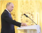  ??  ?? Vladimir Poutine prêtant serment lors d’une cérémonie au Grand palais du Kremlin à Moscou, hier